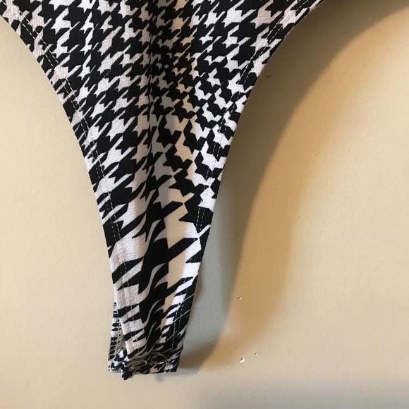 NEW NWT Long Sleeve Collared Bodysuit. Black/White. Size XSqorn businees - Picture 7 of 8